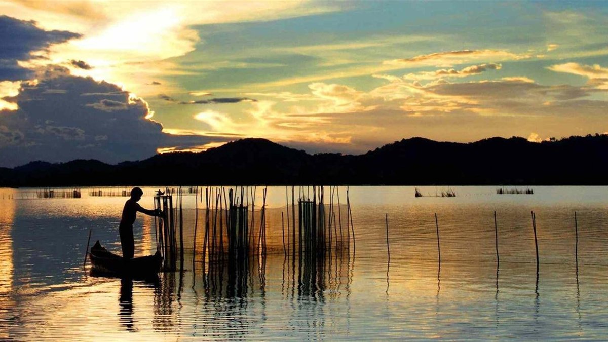 Hồ Lắk Cao Nguyên lúc Bình minh, Mặt nước phẳng lặng