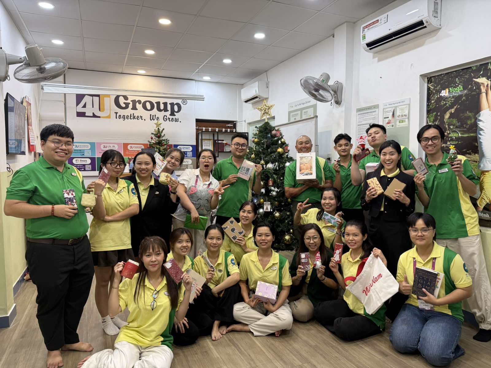 Đội ngũ 4U Group tập hợp trước Villa, cầm Bảng chữ 4U GROUP