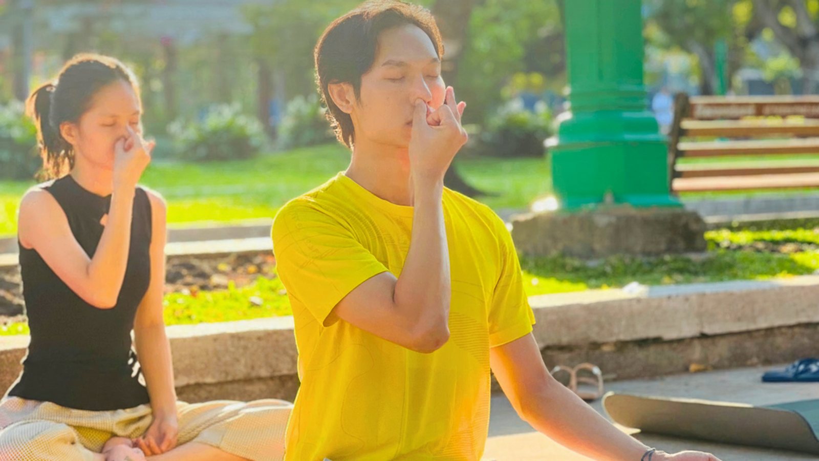 Hai Học viên 4U Yoga thực hành Thở luân phiên ngoài Trời