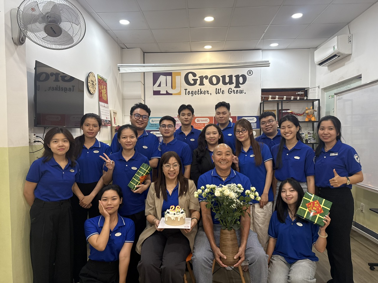 Đội ngũ 4U Group trong Lễ Bàn giao, cùng chụp ảnh Lưu niệm